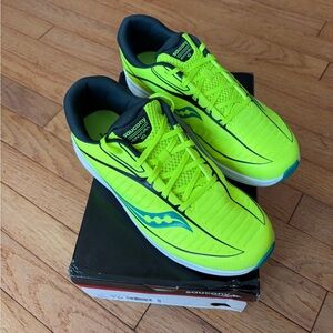 Men’s saucony sneakers size 7 in citron/teal
